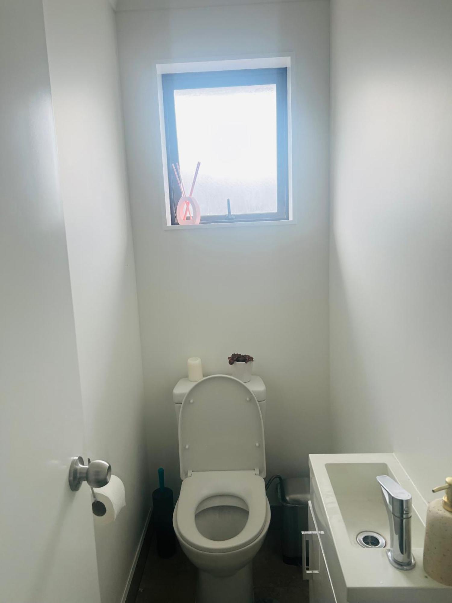 Available Near Airport * Takanini